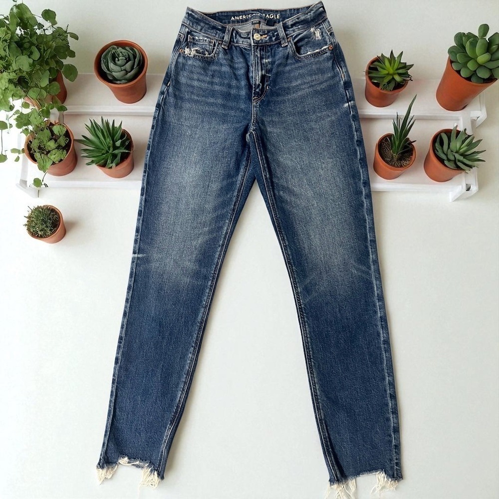 AMERICAN EAGLE Mom’s‎ Jeans Distressed Hem High Rise Vintage Wash Denim Size 0